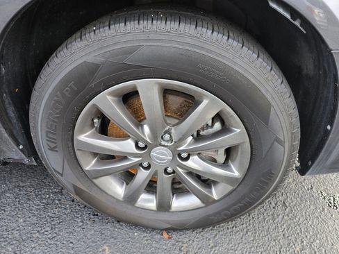 Used 2016 Chrysler Town & Country S w/ Driver Convenience Group image 9