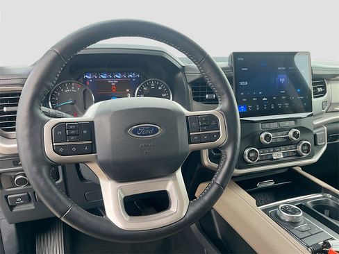 Used 2024 Ford Expedition XLT image 11