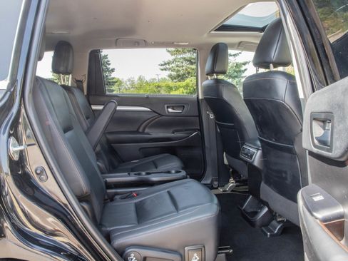 Used 2019 Toyota Highlander XLE AWD/4WD image 12