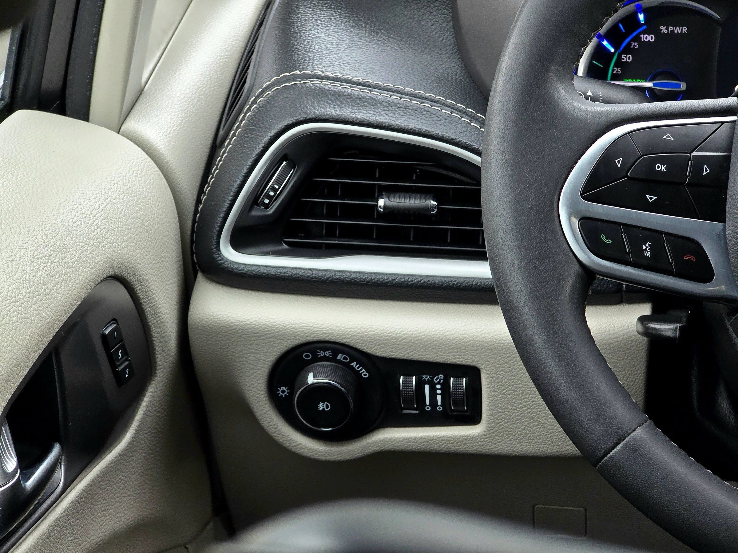 Used 2023 Chrysler Pacifica Touring-L FWD image 28