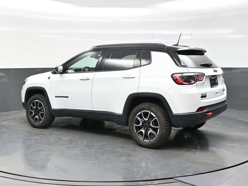 Used 2025 Jeep Compass Trailhawk AWD/4WD image 4