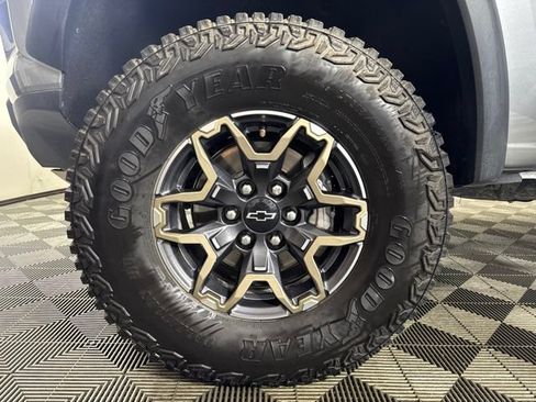 Used 2024 Chevrolet Colorado ZR2 w/ Technology Package AWD/4WD image 10