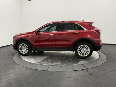 Used 2024 Cadillac XT4 Luxury w/ Cold Weather Package FWD image 4