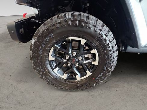 Used 2025 Jeep Gladiator Rubicon AWD/4WD image 9