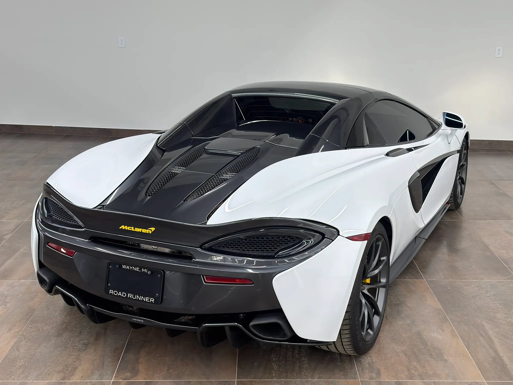 Used 2019 McLaren 570S Spider RWD image 12
