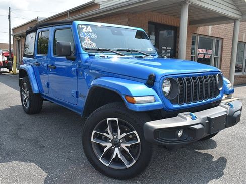 Used 2024 Jeep Wrangler Unlimited w/ Convenience Group AWD/4WD image 1