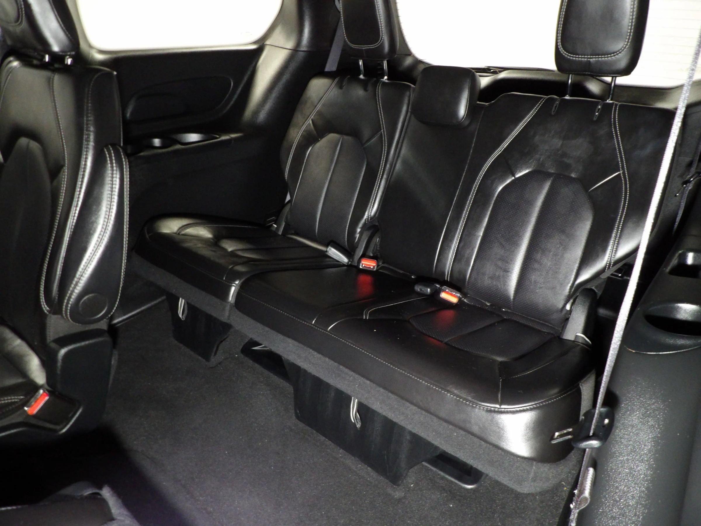 Used 2025 Chrysler Pacifica Select FWD image 16