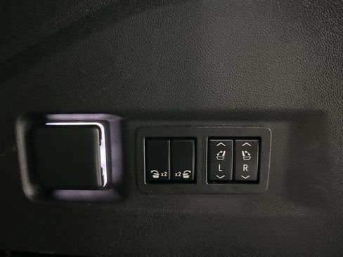 Used 2022 Chevrolet Tahoe Z71 w/ Luxury Package image 38