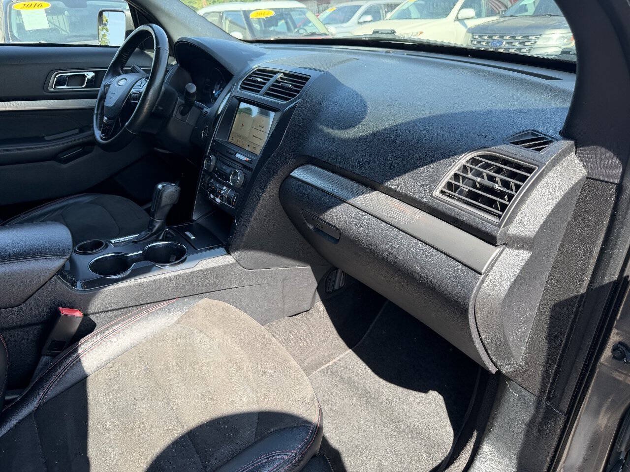 Used 2018 Ford Explorer XLT w/ Equipment Group 202A FWD image 15