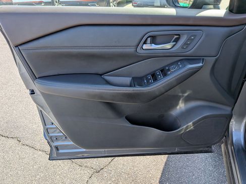 Used 2023 Nissan Rogue SL image 11