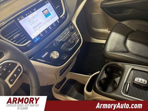 Used 2024 Chrysler Pacifica Touring-L image 16