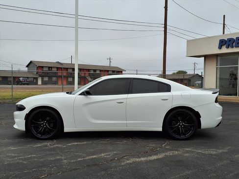 Used 2018 Dodge Charger SXT w/ Blacktop Package image 2