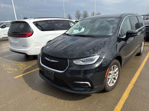 Used 2024 Chrysler Pacifica Touring-L image 3