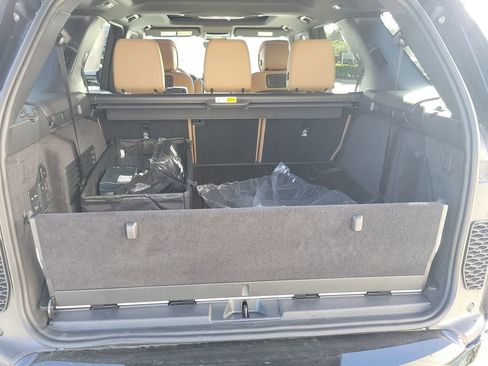 New 2025 Land Rover Discovery Dynamic SE image 11