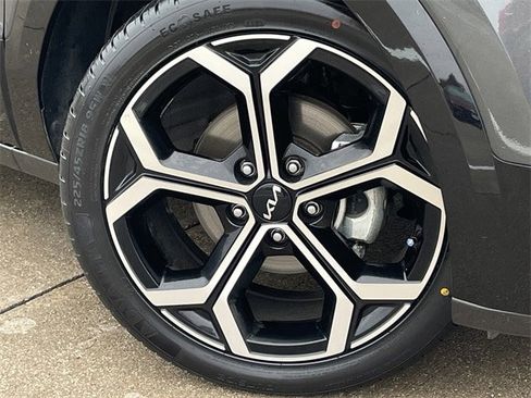 Used 2024 Kia Niro SX Touring image 9