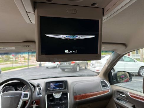 Used 2015 Chrysler Town & Country Touring FWD image 14