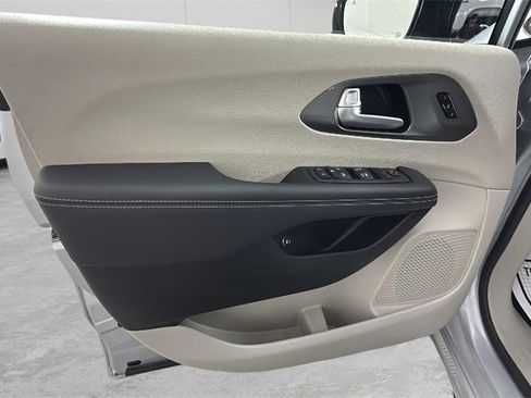 Used 2024 Chrysler Pacifica Select image 31