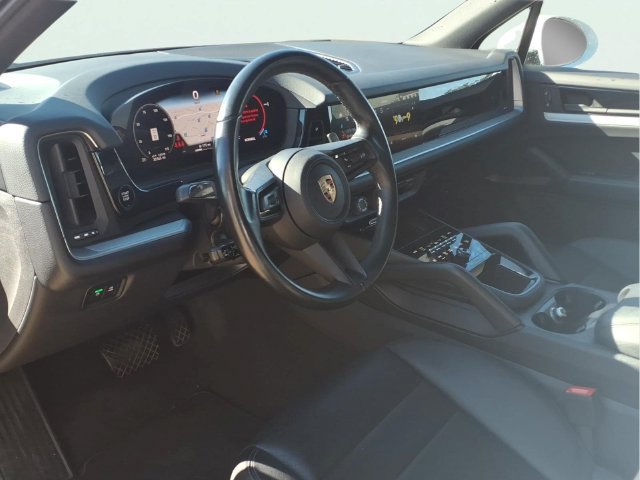 Used 2024 Porsche Cayenne AWD/4WD image 8