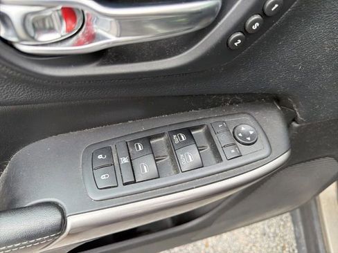 Used 2019 Jeep Cherokee Limited w/ Technology Group image 20