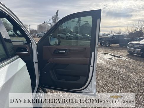Used 2025 Chevrolet Suburban High Country image 25