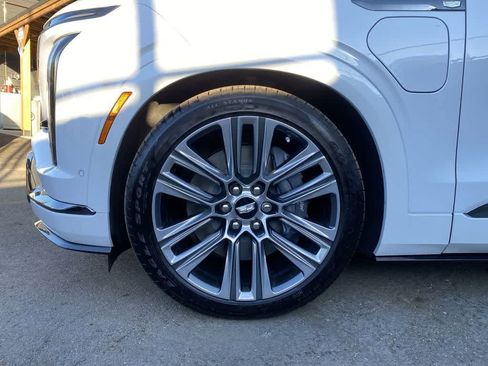 Certified 2026 Cadillac Vistiq Platinum w/ LPO, Floor Liner Package AWD/4WD image 10