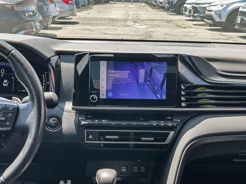 Used 2025 Toyota Camry SE FWD image 14