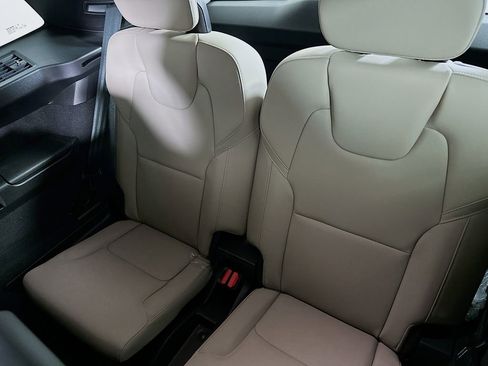 Used 2025 Volvo XC90 B5 Core w/ Climate Package image 4
