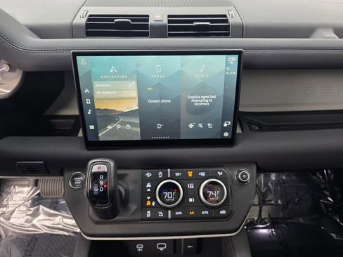 Used 2023 Land Rover Defender 130 SE image 21