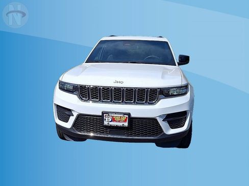 Used 2024 Jeep Grand Cherokee Laredo AWD/4WD image 3