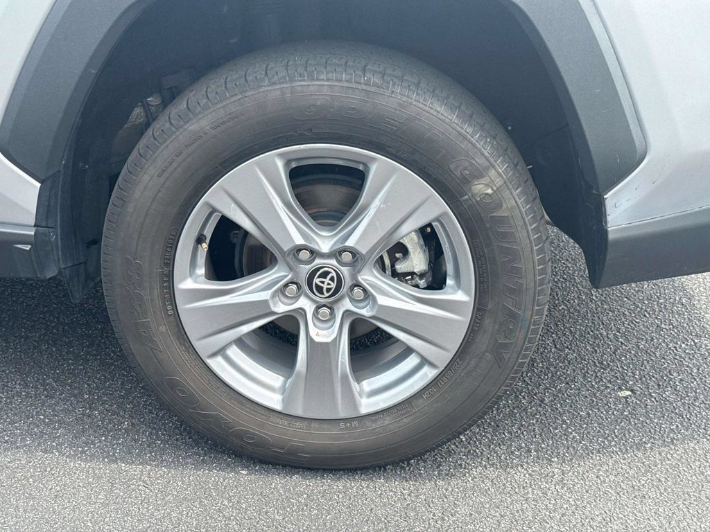 Used 2025 Toyota RAV4 LE AWD/4WD image 9