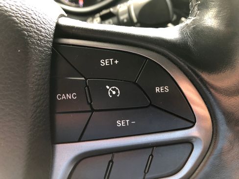 Used 2020 Jeep Cherokee Limited FWD image 34