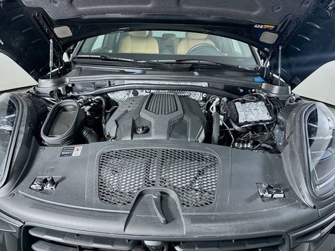 Certified 2026 Porsche Macan image 33