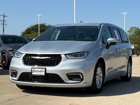 Used 2023 Chrysler Pacifica Touring-L FWD image 3