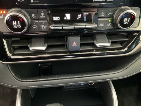 Used 2022 Toyota Highlander XLE image 16