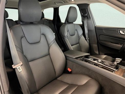 Used 2021 Volvo XC60 T5 Momentum w/ Premium Package image 16