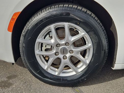 Used 2023 Chrysler Voyager LX image 14