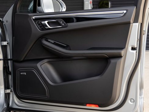 Certified 2025 Porsche Macan image 41