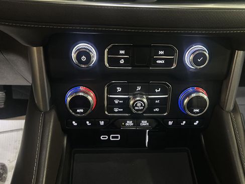 Used 2022 GMC Yukon XL SLT w/ SLT Premium Package AWD/4WD image 25