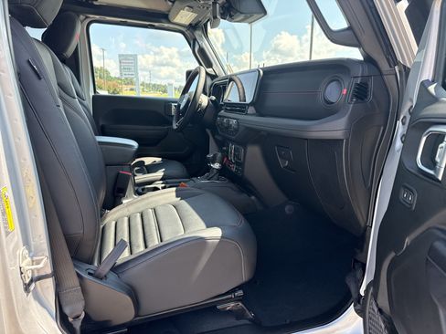 Used 2024 Jeep Gladiator Rubicon w/ Technology Group AWD/4WD image 13