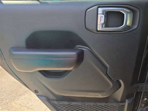 Used 2021 Jeep Gladiator Willys image 25