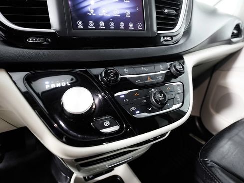 Used 2020 Chrysler Pacifica Touring-L FWD image 27