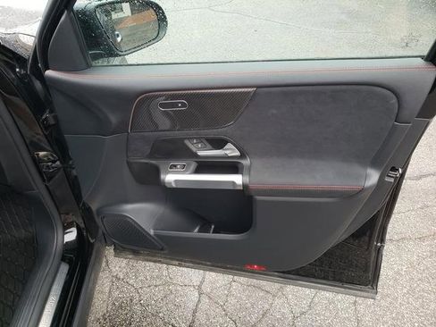 Used 2023 Mercedes-Benz GLB 250 4MATIC image 16