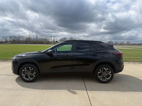 Used 2025 Chevrolet Trax LT w/ LT Convenience Package image 8