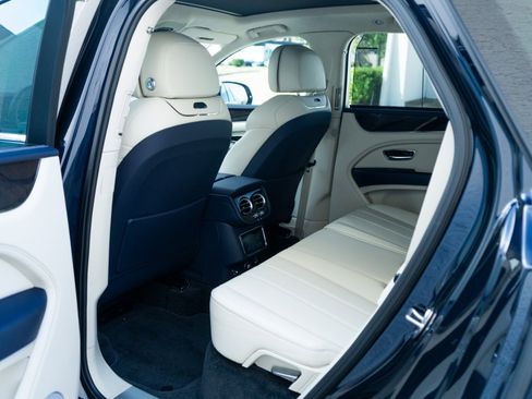 Used 2024 Bentley Bentayga image 28