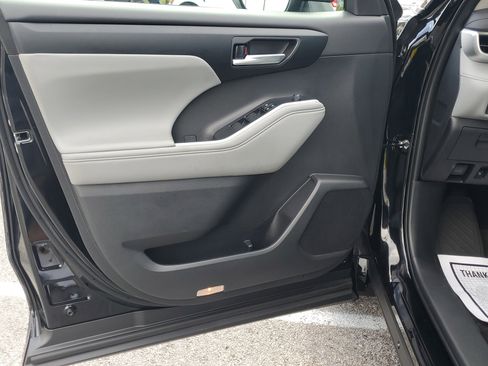 Used 2025 Toyota Highlander XLE image 20