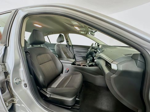 Used 2024 Nissan Altima 2.5 SV FWD image 29