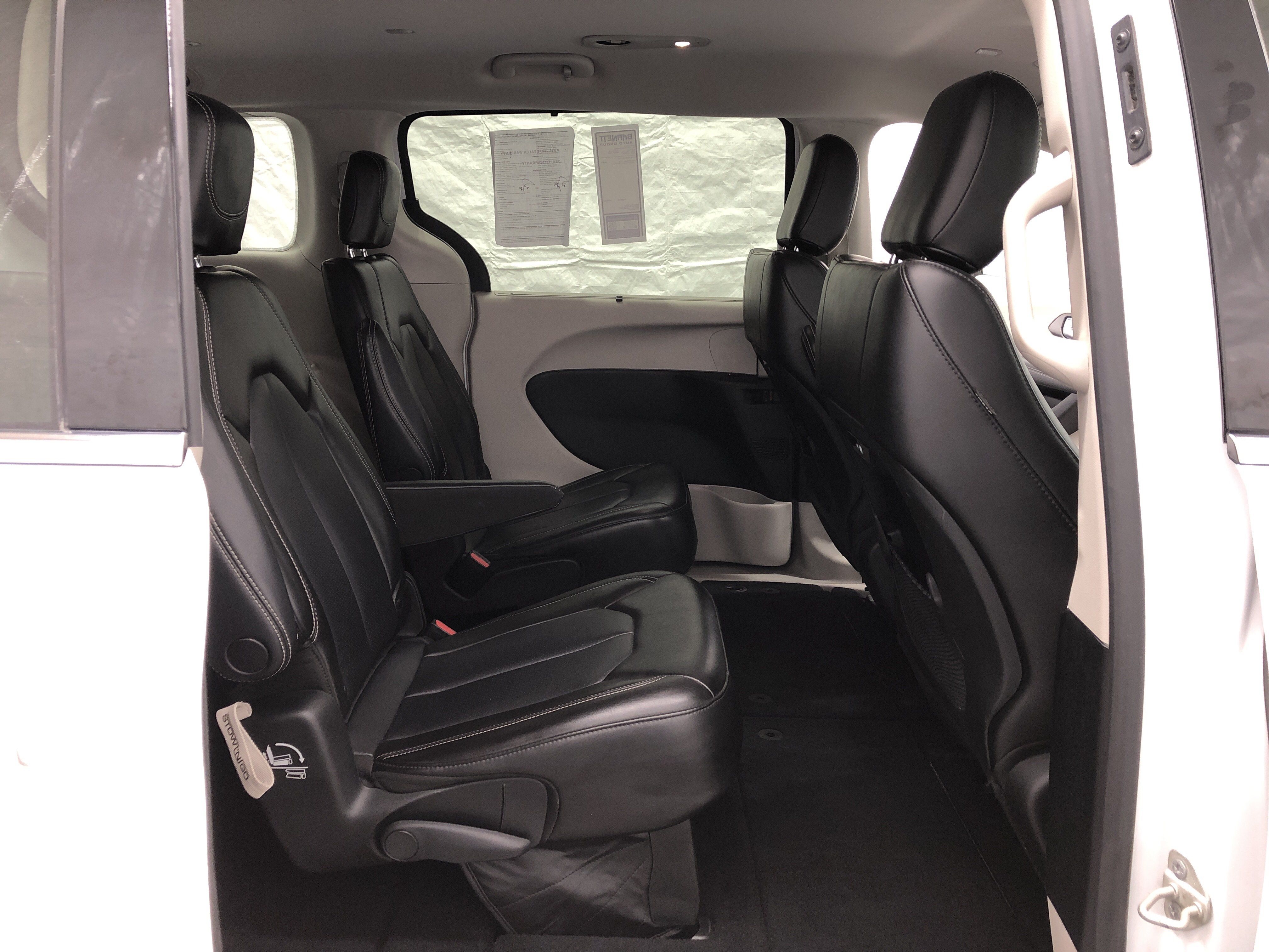 Used 2023 Chrysler Pacifica Touring-L FWD image 11