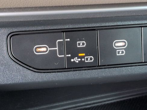 Used 2025 Kia Carnival FWD image 26