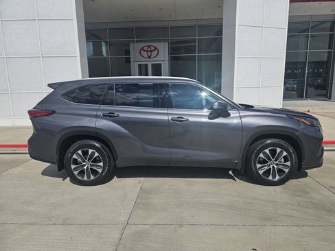 Used 2022 Toyota Highlander XLE image 2