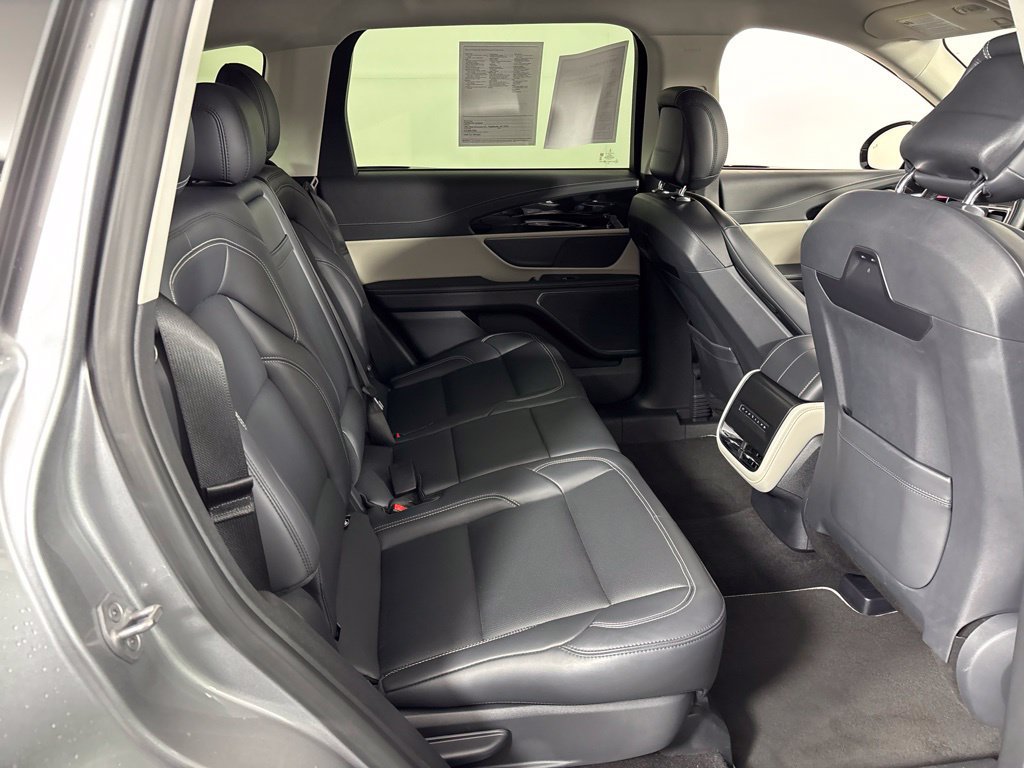 Used 2025 Lincoln Nautilus Premier AWD/4WD image 7